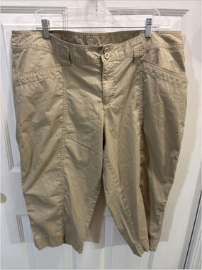 JMS “Just My Size” 22W Khaki Capris With Pockets Button And Zip
